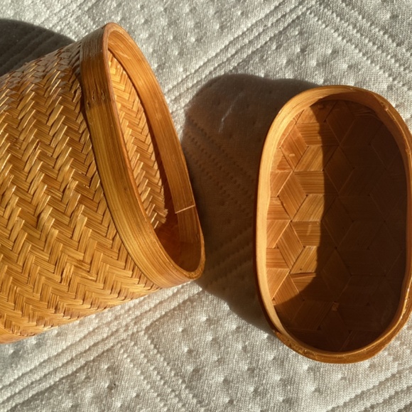 VINTAGE SMALL OVAL LIDDED WEAVED CONTAINER BASKET - Picture 7 of 9